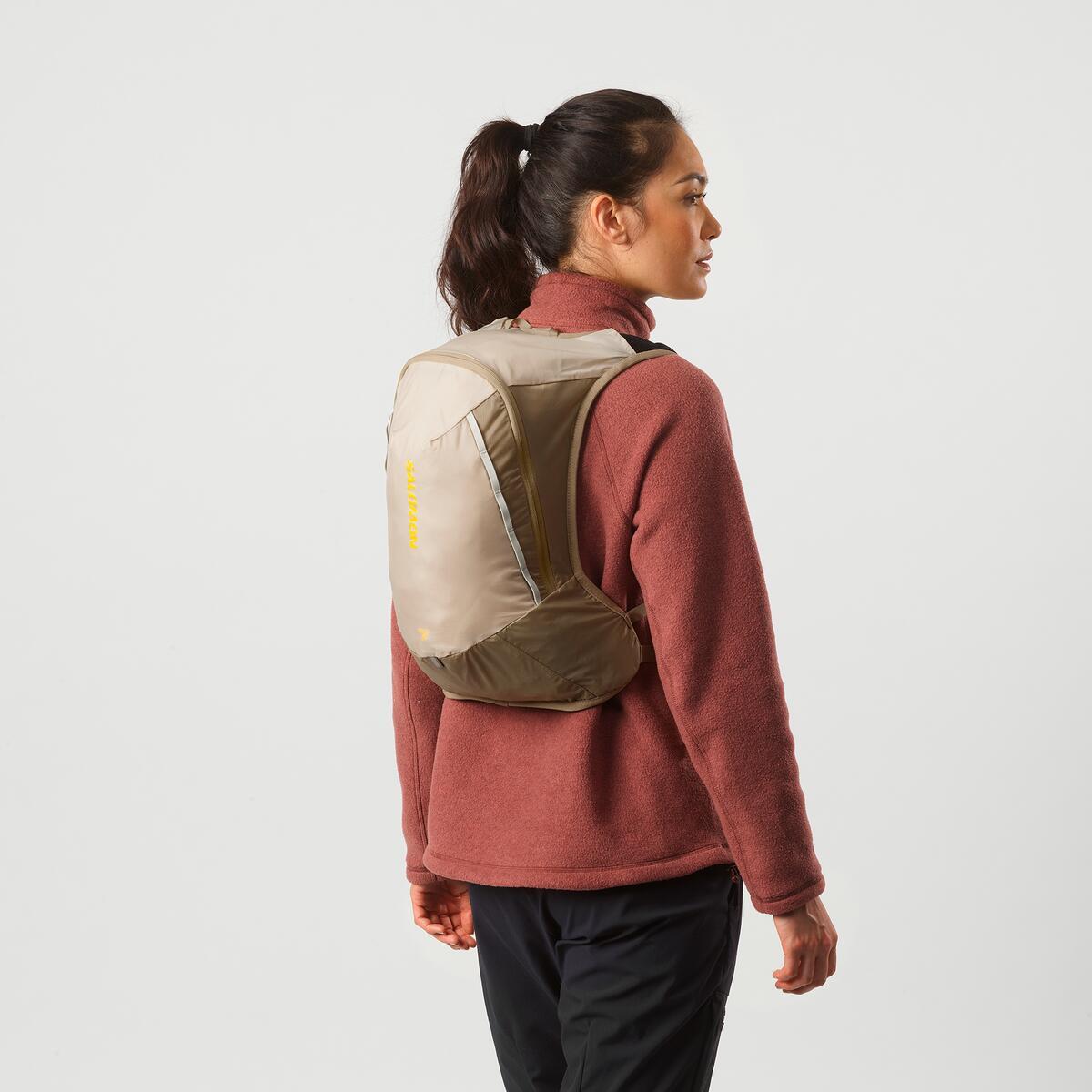 Vista adicional de la mochila Salomon Cross 12 Beige