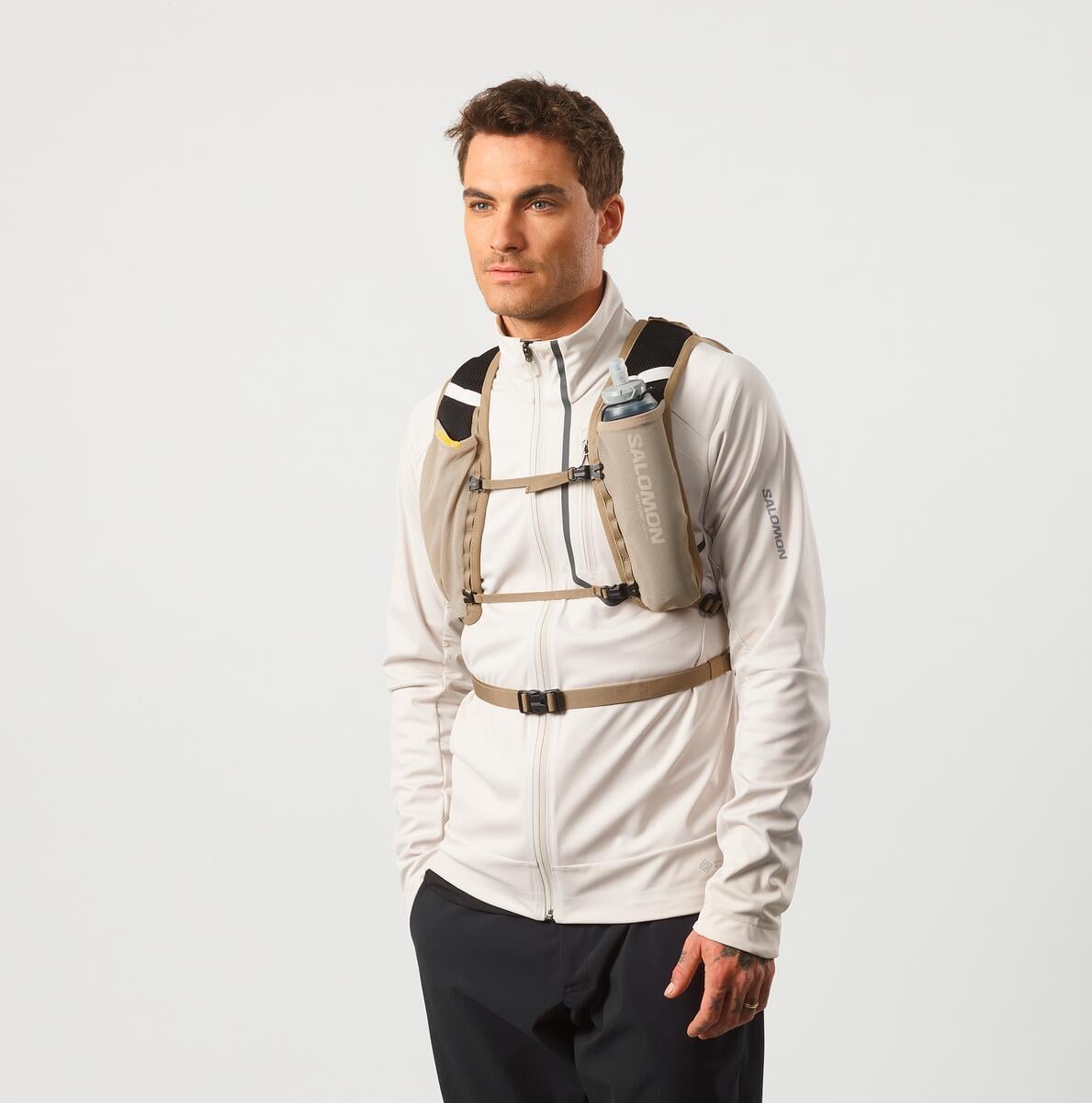 Detalle de la mochila Salomon Cross 12 Beige