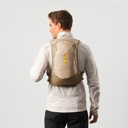 Vista adicional de la mochila Salomon Cross 12 Beige
