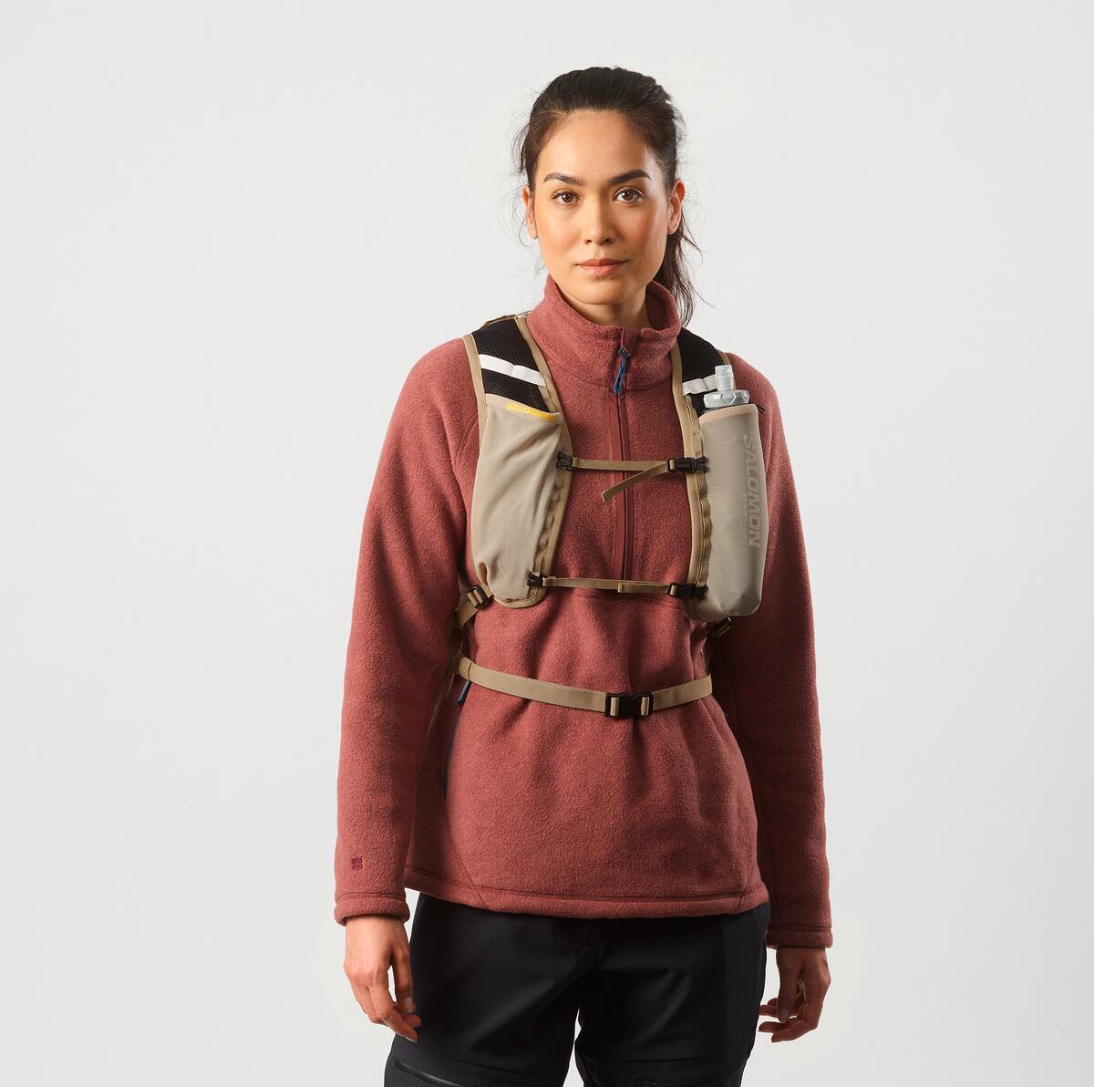 Detalle de la mochila Salomon Cross 12 Beige
