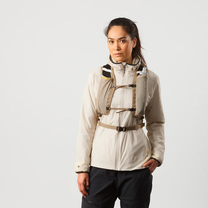 Mochila de trail running Salomon Cross 8 Beige, vista delantera en mujer