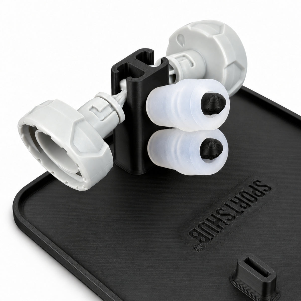 Detalle de los tapones y boquillas separados en el soporte de secado SportsHub